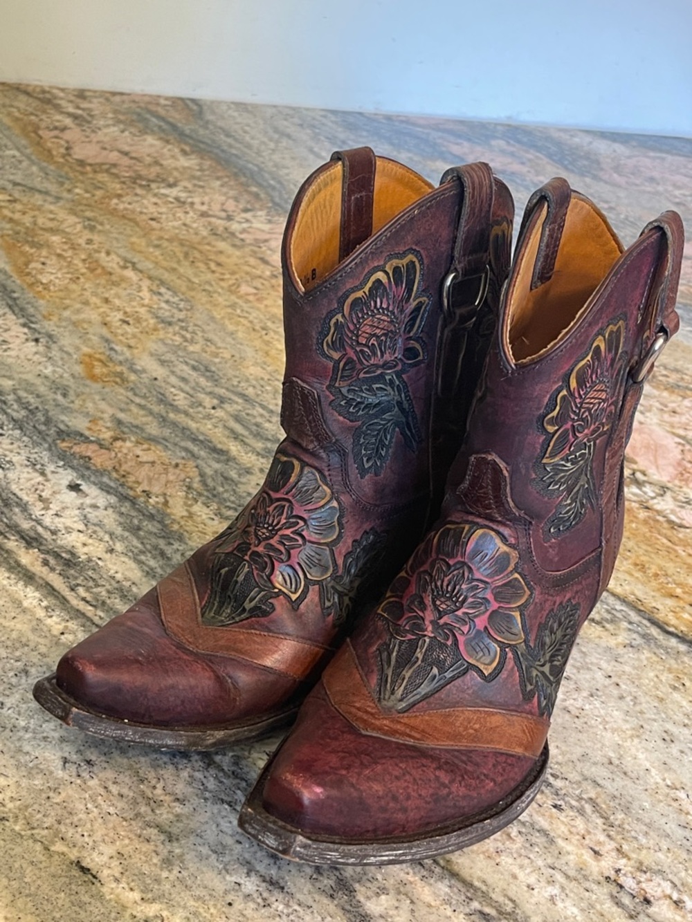 Old Gringo Women’s Tooled Leather Boots
Floral Design Size 8.5